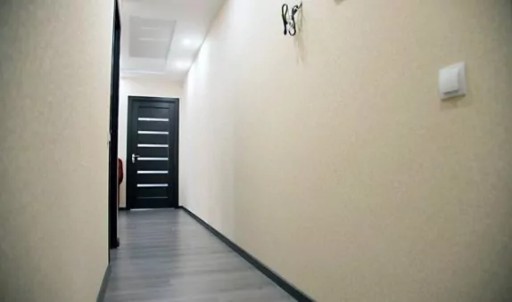 Длинный коридор после капитального ремонта квартиры в Балашихе
