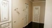 Красивые белые двери в коридоре в квартире в Балашихе