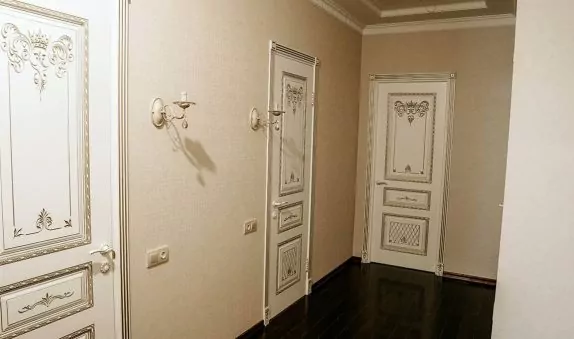 Красивые белые двери в коридоре в квартире в Балашихе